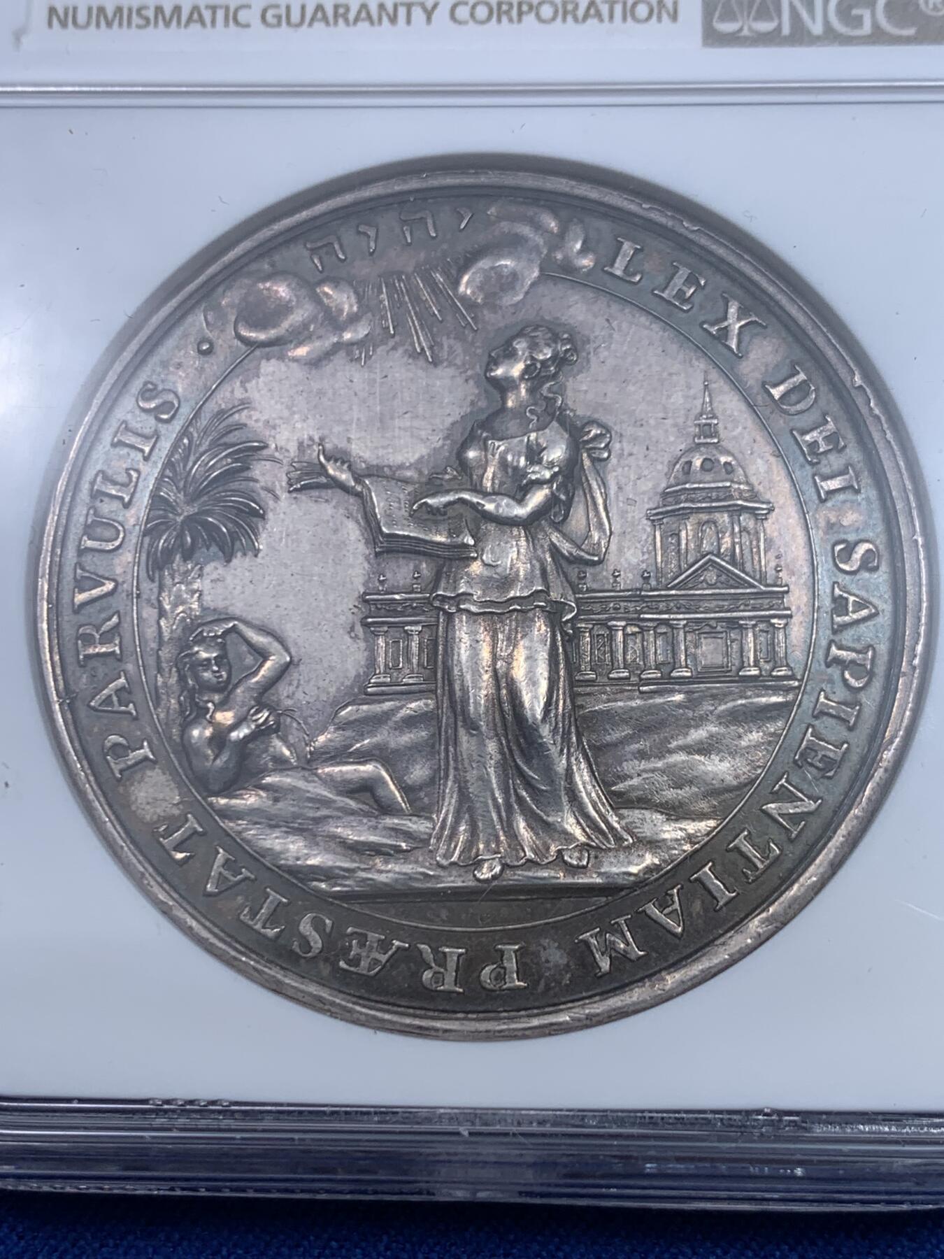 《竞宝斋》立夏专场特拍 （第2-1场）全场顺丰包邮 265场 NGC UNCD 瑞士 日内瓦学院银章 资料显示铸造时间约为1712 作为参考  正反高浮雕 雕刻精细 状态很好 深青色加上橘色包浆十分养眼 是早期稀少的背面鹰徽设计 ngc严评给uncd