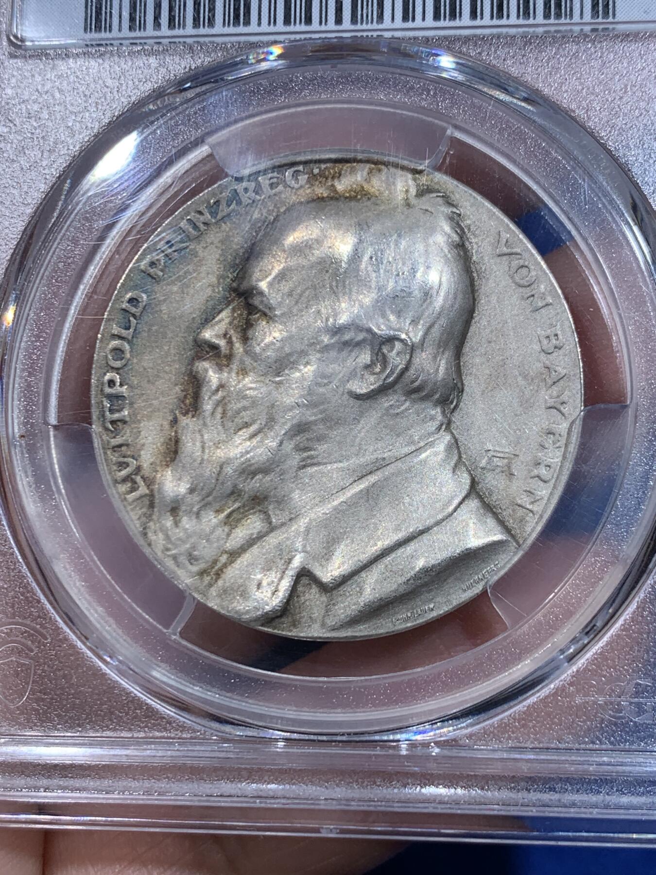 《竞宝斋》立夏专场特拍 （第2-1场）全场顺丰包邮 265场 PCGS SP64 冠军分 1912年巴伐利亚柳特波德亲王逝世银章 高浮雕磨砂工艺 19世纪雕刻大师lauer的作品 正面肖像栩栩如生 背面雄狮沉沉睡去