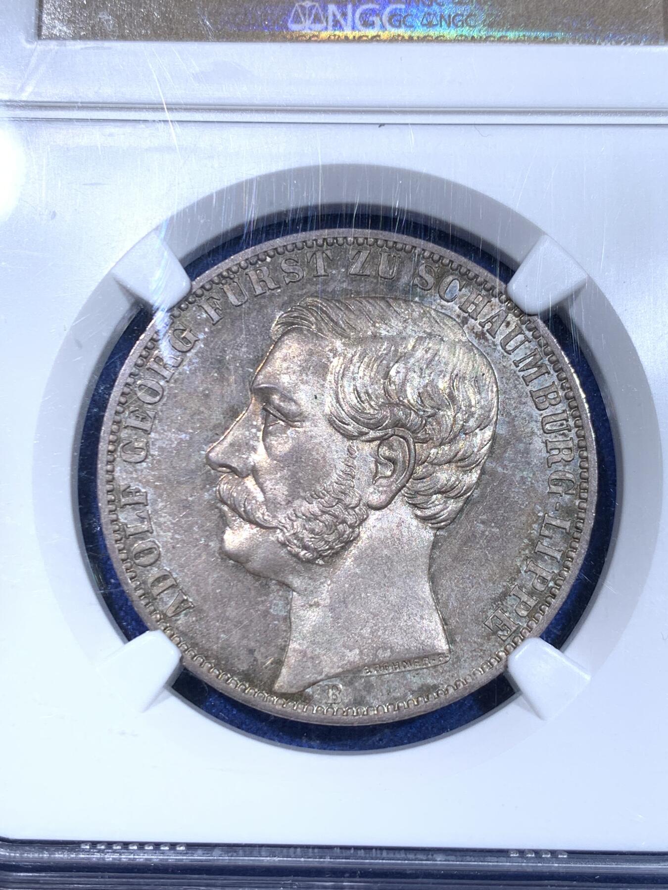 《竞宝斋》立夏专场特拍 （第2-1场）全场顺丰包邮 265场 冠军分 NGC PF66 德国  1865 绍姆堡-利普天使精制泰勒，联合泰勒中的名誉品种，最高分数的精制版本泰勒，普制发行量7000枚，精制发行量未有记录（应该是少于100枚的），设计与工艺都是顶级的，精制的镜面之下还有五彩的包浆，精美绝伦，凤毛麟角了。最近德拍一枚绍姆堡天使精制泰勒裸币落锤价1500欧元。