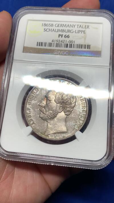 《竞宝斋》立夏专场特拍 （第2-1场）全场顺丰包邮 265场 冠军分 NGC PF66 德国  1865 绍姆堡-利普天使精制泰勒，联合泰勒中的名誉品种，最高分数的精制版本泰勒，普制发行量7000枚，精制发行量未有记录（应该是少于100枚的），设计与工艺都是顶级的，精制的镜面之下还有五彩的包浆，精美绝伦，凤毛麟角了。最近德拍一枚绍姆堡天使精制泰勒裸币落锤价1500欧元。