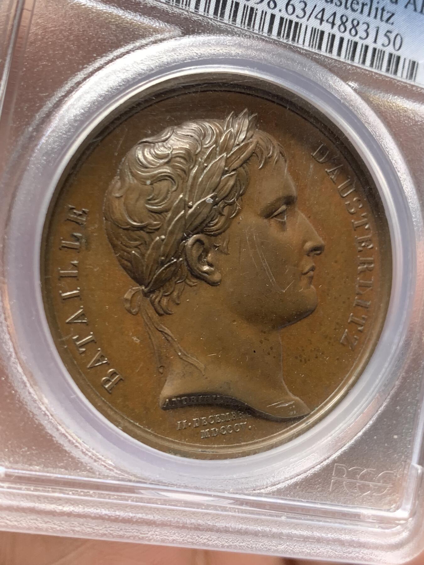 《竞宝斋》立夏专场特拍 （第2-1场）全场顺丰包邮 265场 PCGS SP63 法国1805年拿破仑一世原铸铜章 为纪念1805年拿破仑在奥斯特里茨战役（三皇会战）打败俄奥联军，Andrieu铸造了一枚简单粗暴的纪念章。在纪念章的背面，沙皇亚历山大一世与奥皇弗朗茨二世的头像拥挤在狭小的空间里，与正面雄伟的拿破仑肖像形成对比。这枚章有意思就有意思在设计者根本不按常理出牌：1、正面不刻皇帝称号 2、背面不做任何象征性修饰，不写任何描述性文字 3、直接把对面老大