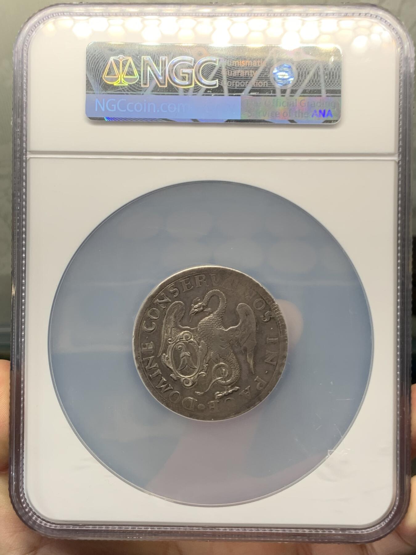 《竞宝斋》立夏专场特拍 （第2-1场）全场顺丰包邮 265场 NGC AU50 瑞士 1741 巴塞尔 2泰勒 景观大银币 56克的大规格 整体状态非常喜人 慢慢岁月的痕迹  背面为带有巴塞尔徽章的翼龙 现在63分巴塞尔2泰勒最近已经过10万了