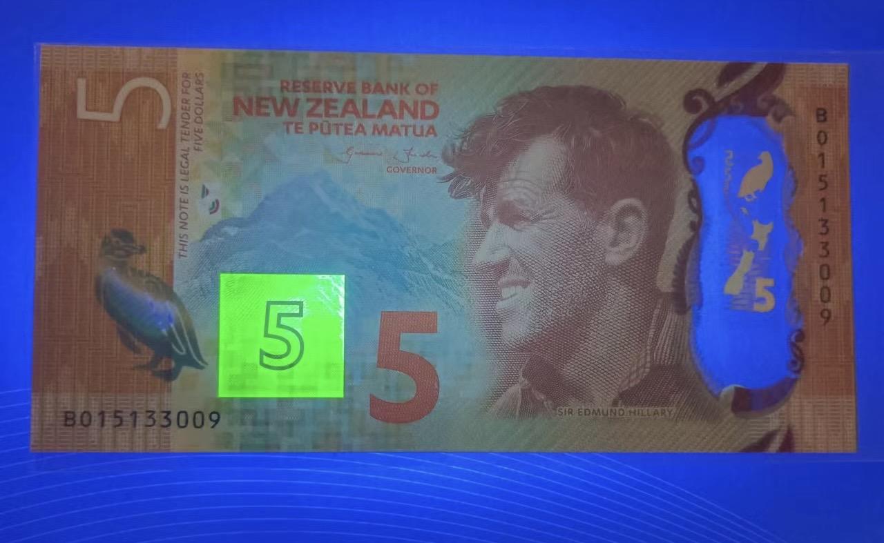 Chase Auction 第29期 - - 邮票、银币、外钞、民国钞和人民币混合场！（持续更新中） 澳大利亚2016年5元塑料钞UNC双豹子号DE162555222窗位有轻微划痕，新西兰2015年5元塑料钞UNC，B015133009二枚同拍，如图发货！