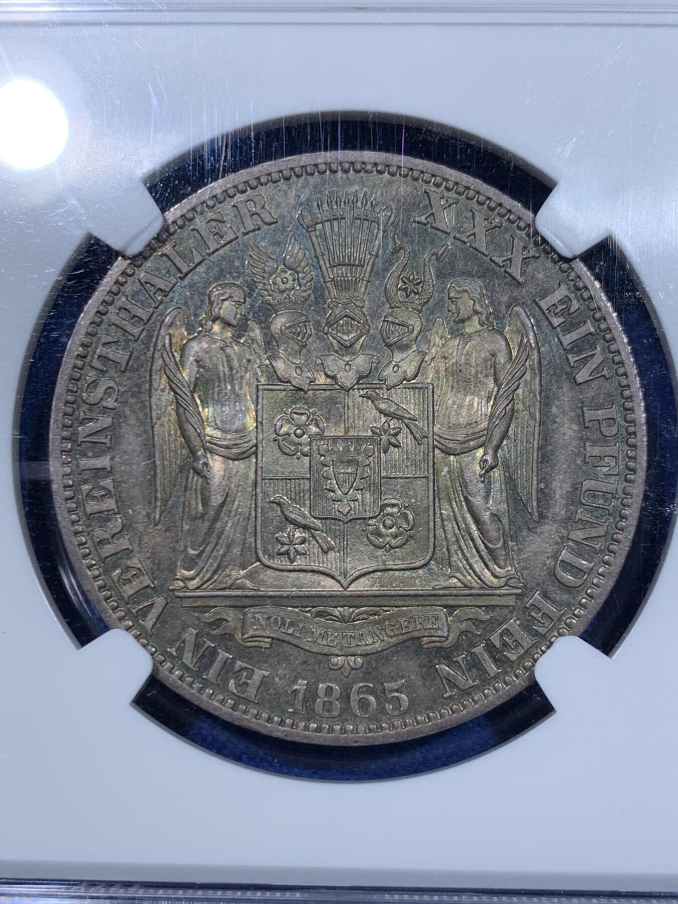 《竞宝斋》立夏专场特拍 （第2-1场）全场顺丰包邮 265场 冠军分 NGC PF66 德国  1865 绍姆堡-利普天使精制泰勒，联合泰勒中的名誉品种，最高分数的精制版本泰勒，普制发行量7000枚，精制发行量未有记录（应该是少于100枚的），设计与工艺都是顶级的，精制的镜面之下还有五彩的包浆，精美绝伦，凤毛麟角了。最近德拍一枚绍姆堡天使精制泰勒裸币落锤价1500欧元。