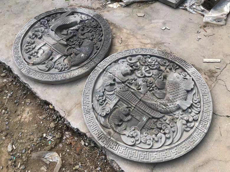 老砖雕一对，鲤鱼跳龙门，高浮雕，雕工精细，造型独特，寓意好。单片尺寸直径80