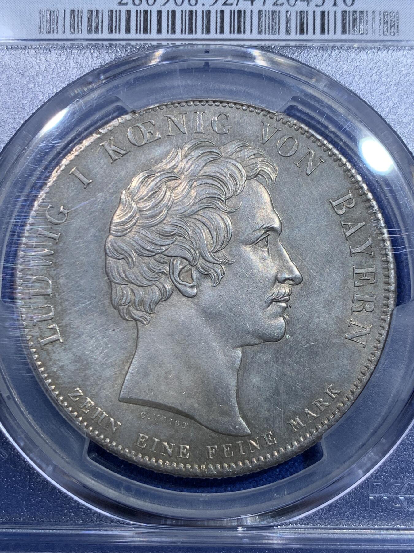 《竞宝斋》立夏专场特拍 （第2-1场）全场顺丰包邮 265场 PCGS UNC 德国 巴伐利亚1828年祝福王室历史协定泰勒银币，直径38mm，重28.06g，纯度83.3%。背面中央为王后特蕾莎头像，其四周是八位子女头像。细节清晰状态很不错。