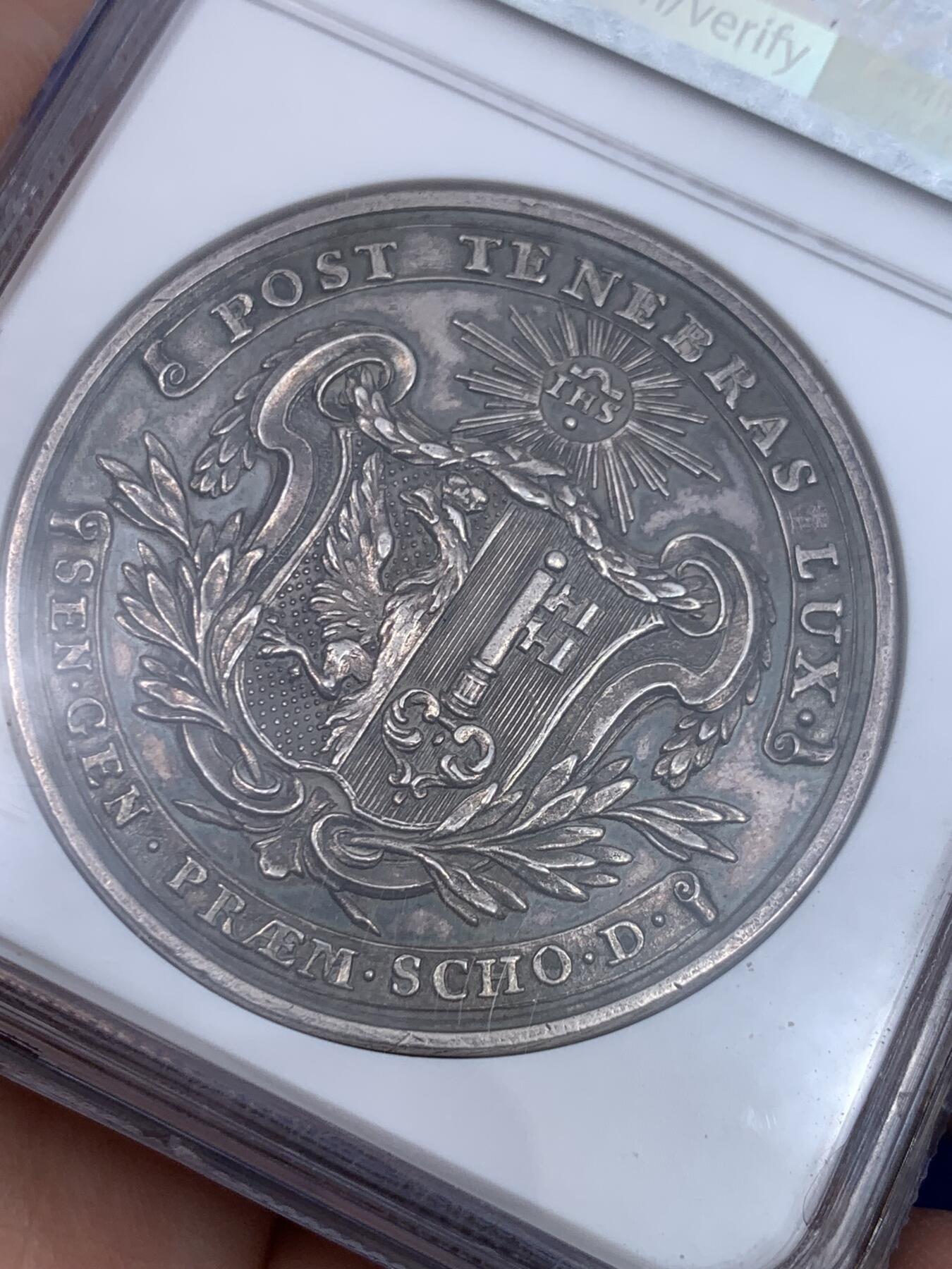 《竞宝斋》立夏专场特拍 （第2-1场）全场顺丰包邮 265场 NGC UNCD 瑞士 日内瓦学院银章 资料显示铸造时间约为1712 作为参考  正反高浮雕 雕刻精细 状态很好 深青色加上橘色包浆十分养眼 是早期稀少的背面鹰徽设计 ngc严评给uncd