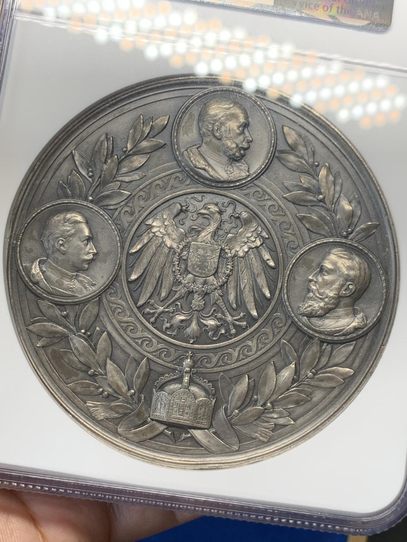 《竞宝斋》立夏专场特拍 （第2-1场）全场顺丰包邮 265场 NGC MS62 德国1898俾斯麦逝世纪念章 锌镀银 10cm直径 280g重量 大盒封装 巨大规格 正面左边图案是著名的铁与血演说 右边是俾斯麦和威廉二世和解 背面刻画了三代德国皇帝的头像