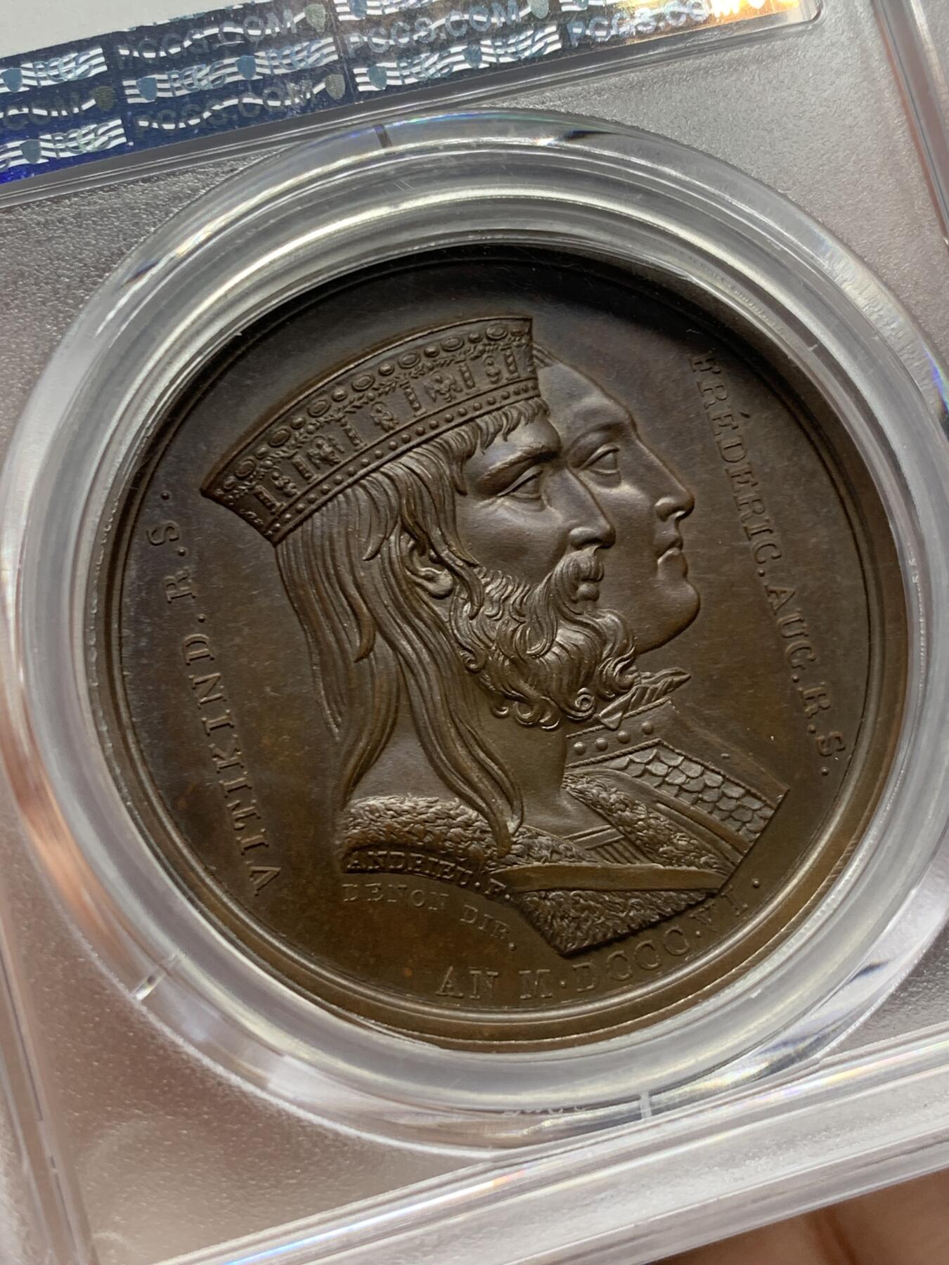 《竞宝斋》立夏专场特拍 （第2-1场）全场顺丰包邮 265场 PCGS SP65 冠军分 法国1806年拿破仑一世结盟萨克森原铸铜章  正面拿破仑和查理曼大帝的并肩半身像 背面萨克森圣人维杜金德和带领神罗走向顶峰红胡子腓特烈一世 暗喻拿破仑要做查理曼大帝的继承人 是罗马正统 全欧洲的皇帝