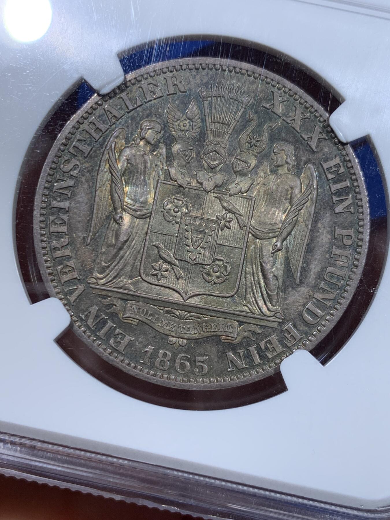 《竞宝斋》立夏专场特拍 （第2-1场）全场顺丰包邮 265场 冠军分 NGC PF66 德国  1865 绍姆堡-利普天使精制泰勒，联合泰勒中的名誉品种，最高分数的精制版本泰勒，普制发行量7000枚，精制发行量未有记录（应该是少于100枚的），设计与工艺都是顶级的，精制的镜面之下还有五彩的包浆，精美绝伦，凤毛麟角了。最近德拍一枚绍姆堡天使精制泰勒裸币落锤价1500欧元。