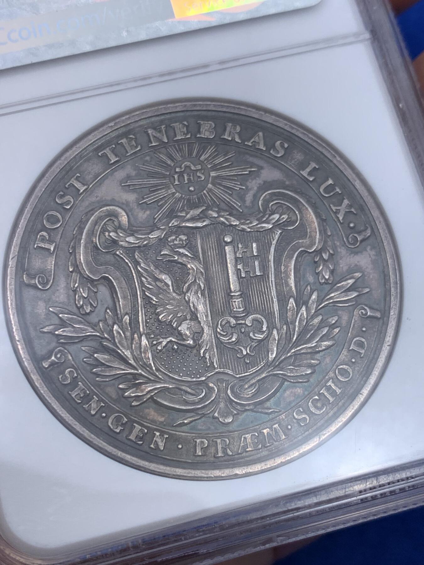 《竞宝斋》立夏专场特拍 （第2-1场）全场顺丰包邮 265场 NGC UNCD 瑞士 日内瓦学院银章 资料显示铸造时间约为1712 作为参考  正反高浮雕 雕刻精细 状态很好 深青色加上橘色包浆十分养眼 是早期稀少的背面鹰徽设计 ngc严评给uncd