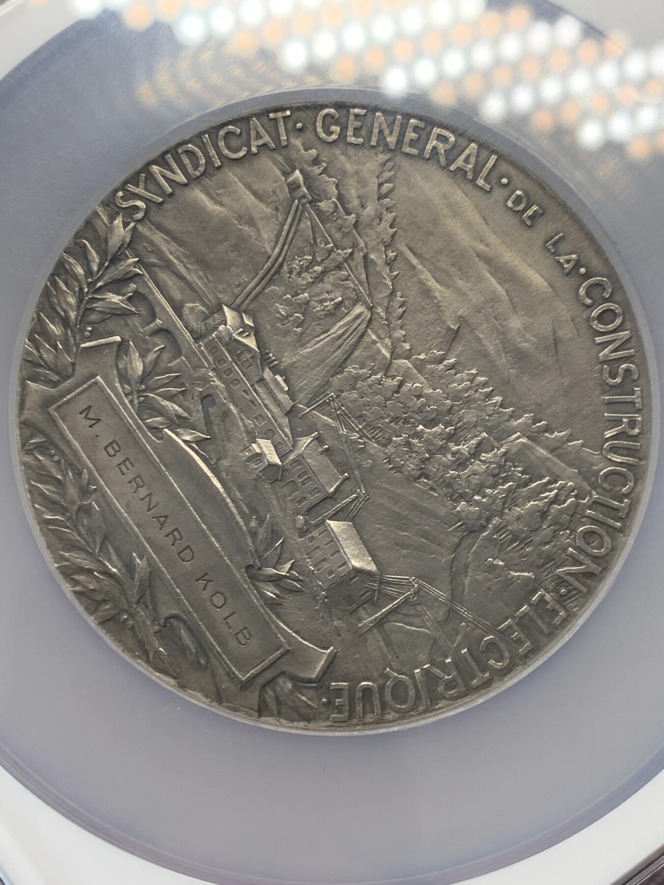 《竞宝斋》立夏专场特拍 （第2-1场）全场顺丰包邮 265场 NGC MS63 法国电力女神大银章，和法兰西银行百年、突尼斯开港都是68mm的精品大章，作者皮列是骑马鹰洋的雕刻师，法章名家。正面的裸身女神丰腴立体，背面是景观，一章两面都是精品。这个品种63高分罕见，章牌爱好者必冲。