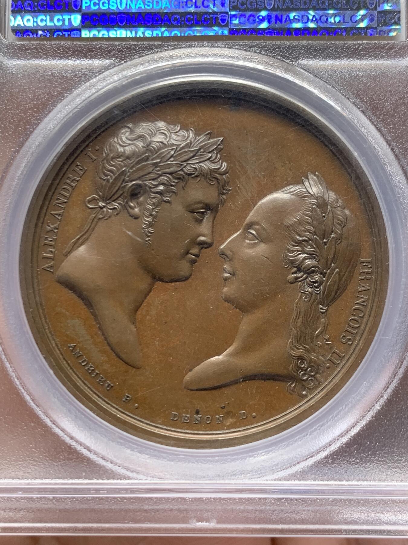 《竞宝斋》立夏专场特拍 （第2-1场）全场顺丰包邮 265场 PCGS SP63 法国1805年拿破仑一世原铸铜章 为纪念1805年拿破仑在奥斯特里茨战役（三皇会战）打败俄奥联军，Andrieu铸造了一枚简单粗暴的纪念章。在纪念章的背面，沙皇亚历山大一世与奥皇弗朗茨二世的头像拥挤在狭小的空间里，与正面雄伟的拿破仑肖像形成对比。这枚章有意思就有意思在设计者根本不按常理出牌：1、正面不刻皇帝称号 2、背面不做任何象征性修饰，不写任何描述性文字 3、直接把对面老大