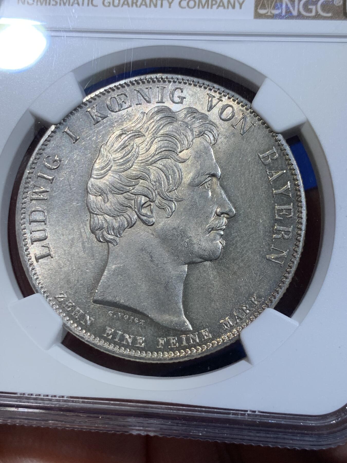 《竞宝斋》立夏专场特拍 （第2-1场）全场顺丰包邮 265场 NGC UNC 德国1828巴伐利亚纪念泰勒大银币 正面皇帝 背面是特蕾莎皇后和8个子女 寓意非常好 祝福王室 细节很好 非常经典和精美