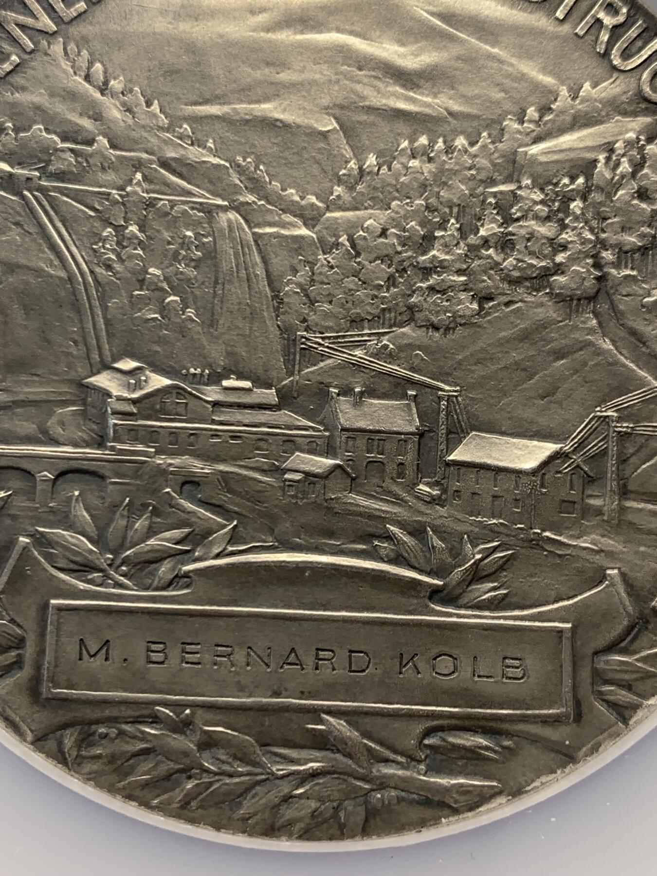 《竞宝斋》立夏专场特拍 （第2-1场）全场顺丰包邮 265场 NGC MS63 法国电力女神大银章，和法兰西银行百年、突尼斯开港都是68mm的精品大章，作者皮列是骑马鹰洋的雕刻师，法章名家。正面的裸身女神丰腴立体，背面是景观，一章两面都是精品。这个品种63高分罕见，章牌爱好者必冲。