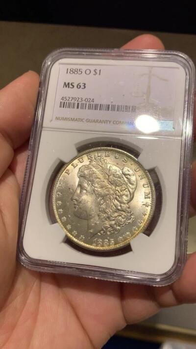 《竞宝斋》立夏专场特拍 （第2-1场）全场顺丰包邮 265场 NGC MS63 美国1885年摩根一美元银币 特色“一”字彩浆 五彩很漂亮