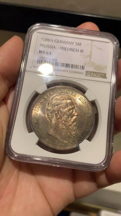 《竞宝斋》立夏专场特拍 （第2-1场）全场顺丰包邮 265场 NGC MS63 德国普鲁士1888三皇年5马克银币 绝美彩虹包浆之下还有转光 入门短翅5马克 工艺精湛 视觉效果非常好