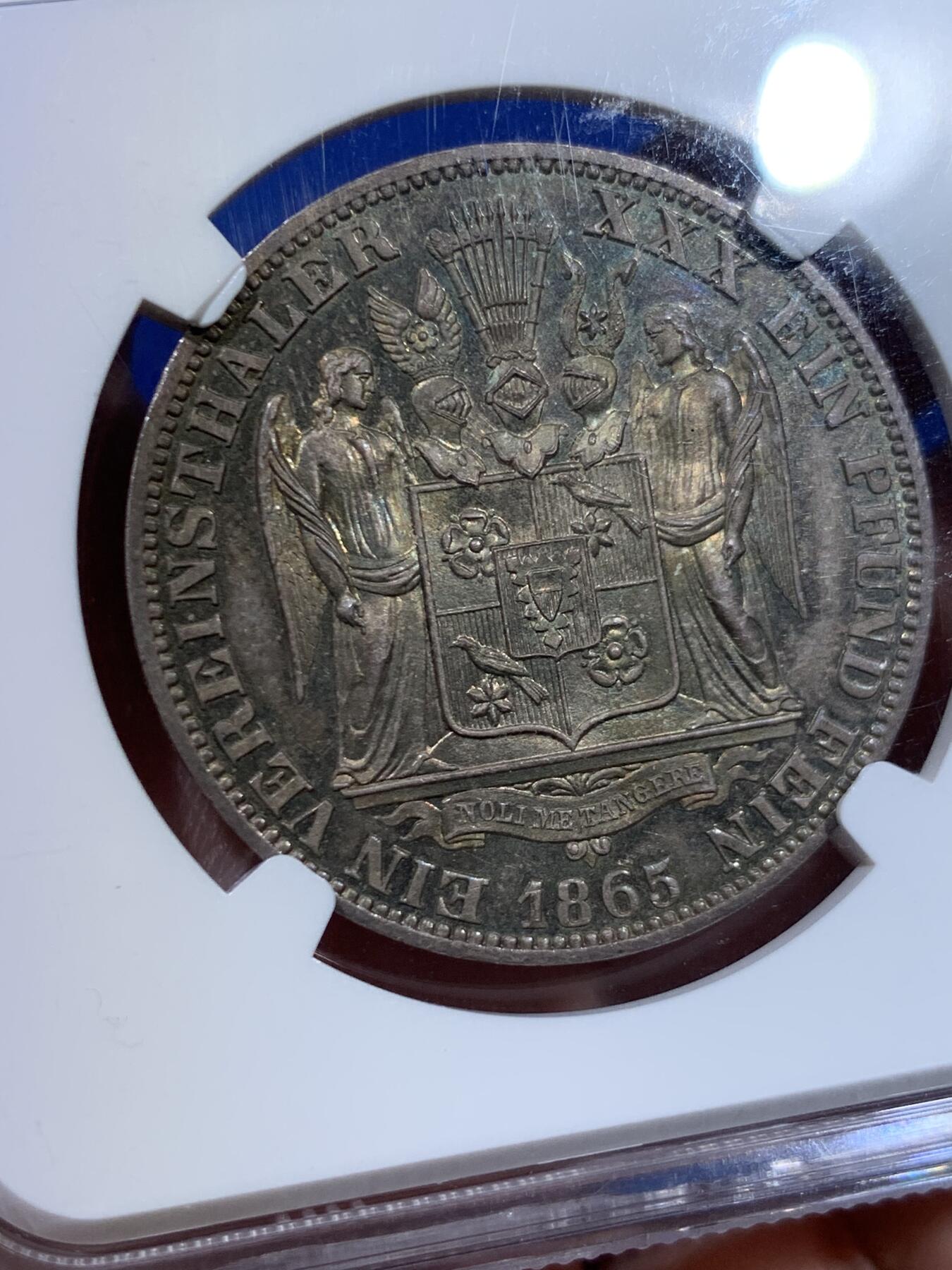 《竞宝斋》立夏专场特拍 （第2-1场）全场顺丰包邮 265场 冠军分 NGC PF66 德国  1865 绍姆堡-利普天使精制泰勒，联合泰勒中的名誉品种，最高分数的精制版本泰勒，普制发行量7000枚，精制发行量未有记录（应该是少于100枚的），设计与工艺都是顶级的，精制的镜面之下还有五彩的包浆，精美绝伦，凤毛麟角了。最近德拍一枚绍姆堡天使精制泰勒裸币落锤价1500欧元。