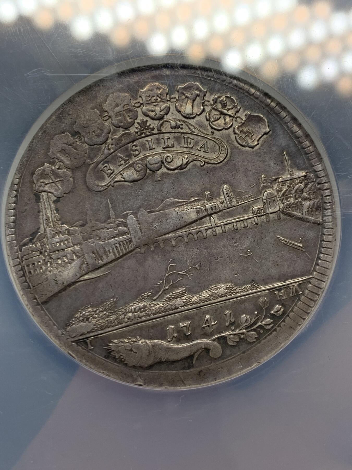 《竞宝斋》立夏专场特拍 （第2-1场）全场顺丰包邮 265场 NGC AU50 瑞士 1741 巴塞尔 2泰勒 景观大银币 56克的大规格 整体状态非常喜人 慢慢岁月的痕迹  背面为带有巴塞尔徽章的翼龙 现在63分巴塞尔2泰勒最近已经过10万了