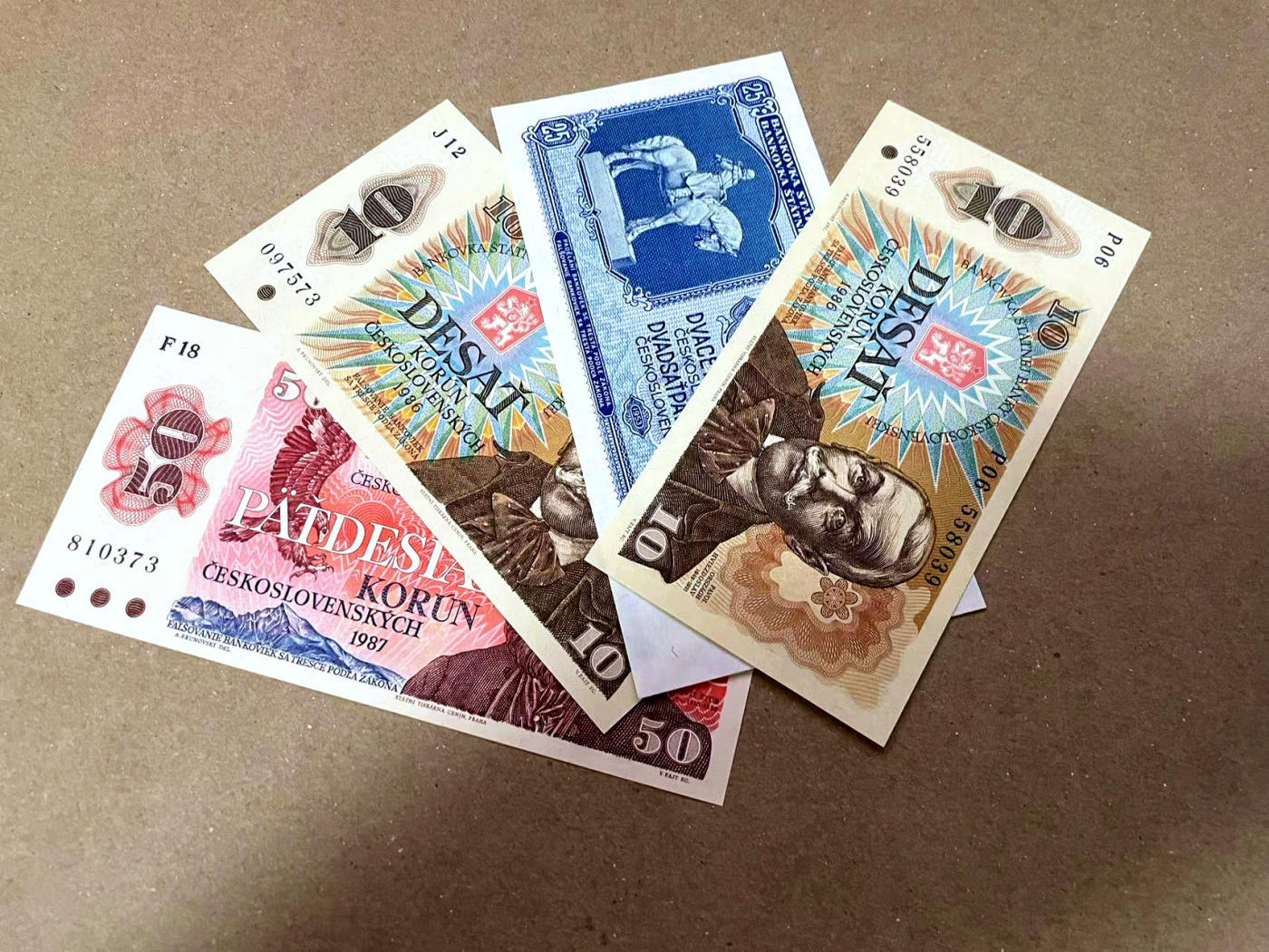 【Blue Auction】✨世界纸币精拍第471期【精】 【一组3张】捷斯 1953-87年10-50克朗 全新UNC 