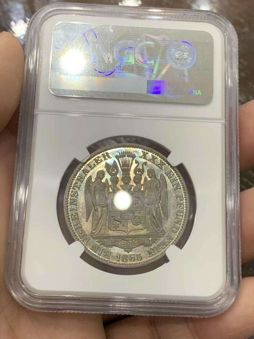 《竞宝斋》立夏专场特拍 （第2-1场）全场顺丰包邮 265场 冠军分 NGC PF66 德国  1865 绍姆堡-利普天使精制泰勒，联合泰勒中的名誉品种，最高分数的精制版本泰勒，普制发行量7000枚，精制发行量未有记录（应该是少于100枚的），设计与工艺都是顶级的，精制的镜面之下还有五彩的包浆，精美绝伦，凤毛麟角了。最近德拍一枚绍姆堡天使精制泰勒裸币落锤价1500欧元。