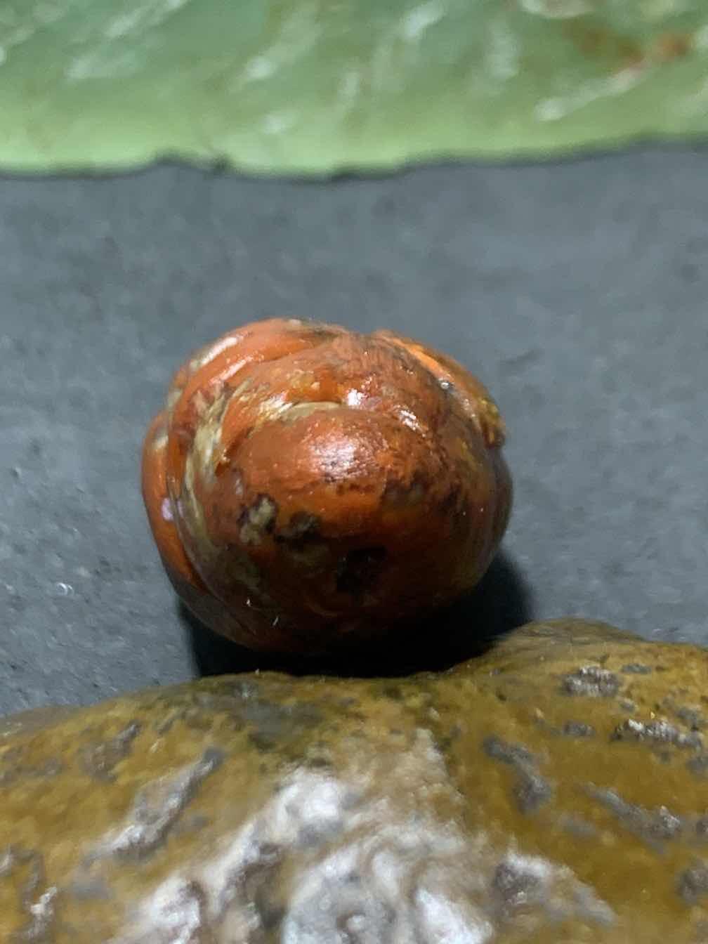 精美亚光草花纹战国红玛瑙手工俏色巧雕灵狐吊坠一个