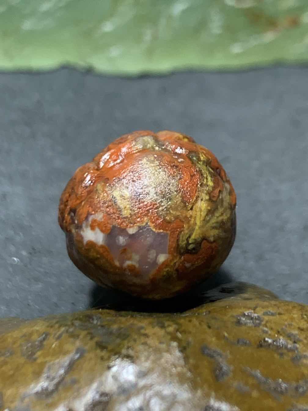 精美亚光草花纹战国红玛瑙手工俏色巧雕灵狐吊坠一个