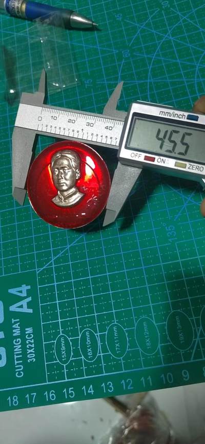 毛主席像章专场 🔥🔥青年像🔥🔥毛主席像章，背面有铭文：第二军医大学