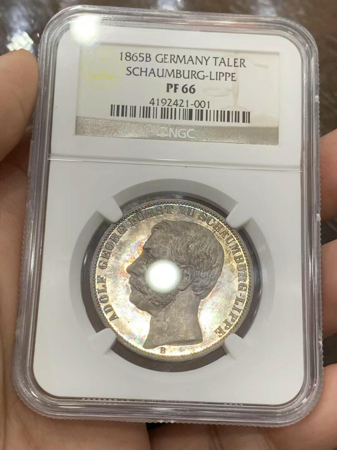 《竞宝斋》立夏专场特拍 （第2-1场）全场顺丰包邮 265场 冠军分 NGC PF66 德国  1865 绍姆堡-利普天使精制泰勒，联合泰勒中的名誉品种，最高分数的精制版本泰勒，普制发行量7000枚，精制发行量未有记录（应该是少于100枚的），设计与工艺都是顶级的，精制的镜面之下还有五彩的包浆，精美绝伦，凤毛麟角了。最近德拍一枚绍姆堡天使精制泰勒裸币落锤价1500欧元。