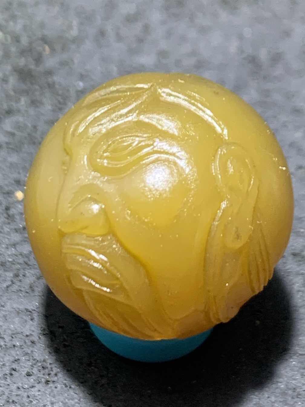 精美亚光高玉化战国红玛瑙手工雕刻忠义关二爷圆珠一个，