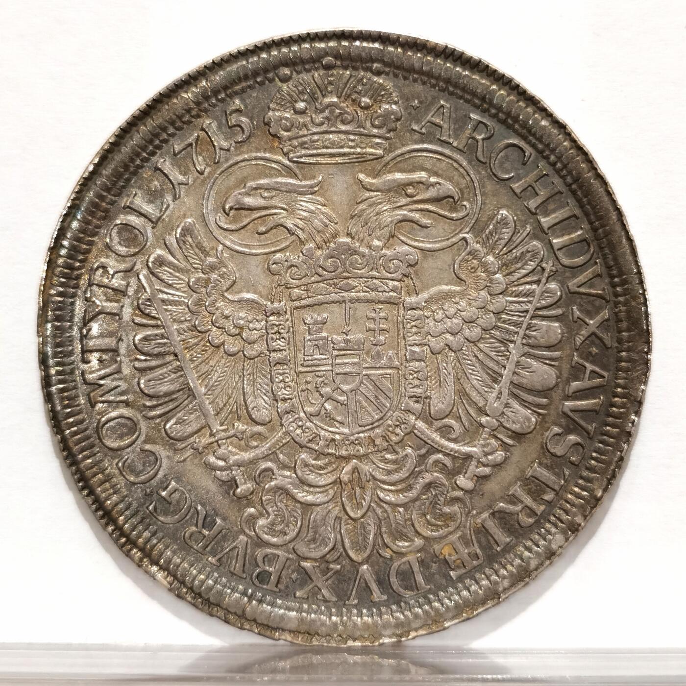 博洋堂“半夏逍遥”五月精品专场暨第075期（全场包邮） NGC AU58（砸盒）神罗1715年查理六世泰勒，维也纳厂，少见版别，设计精美，厚重深蓝彩包浆下还有原银光，高点细节俱在，从皇帝发丝与戎装板甲的细节来看妥妥的MS状态，也不输一些MS的同版泰勒。NGC给低评了！分数不满意而砸盒，可再送博分。最近欧拍一枚维也纳厂的查理六世裸币拍出了1050欧元的落槌价，细节可对比。