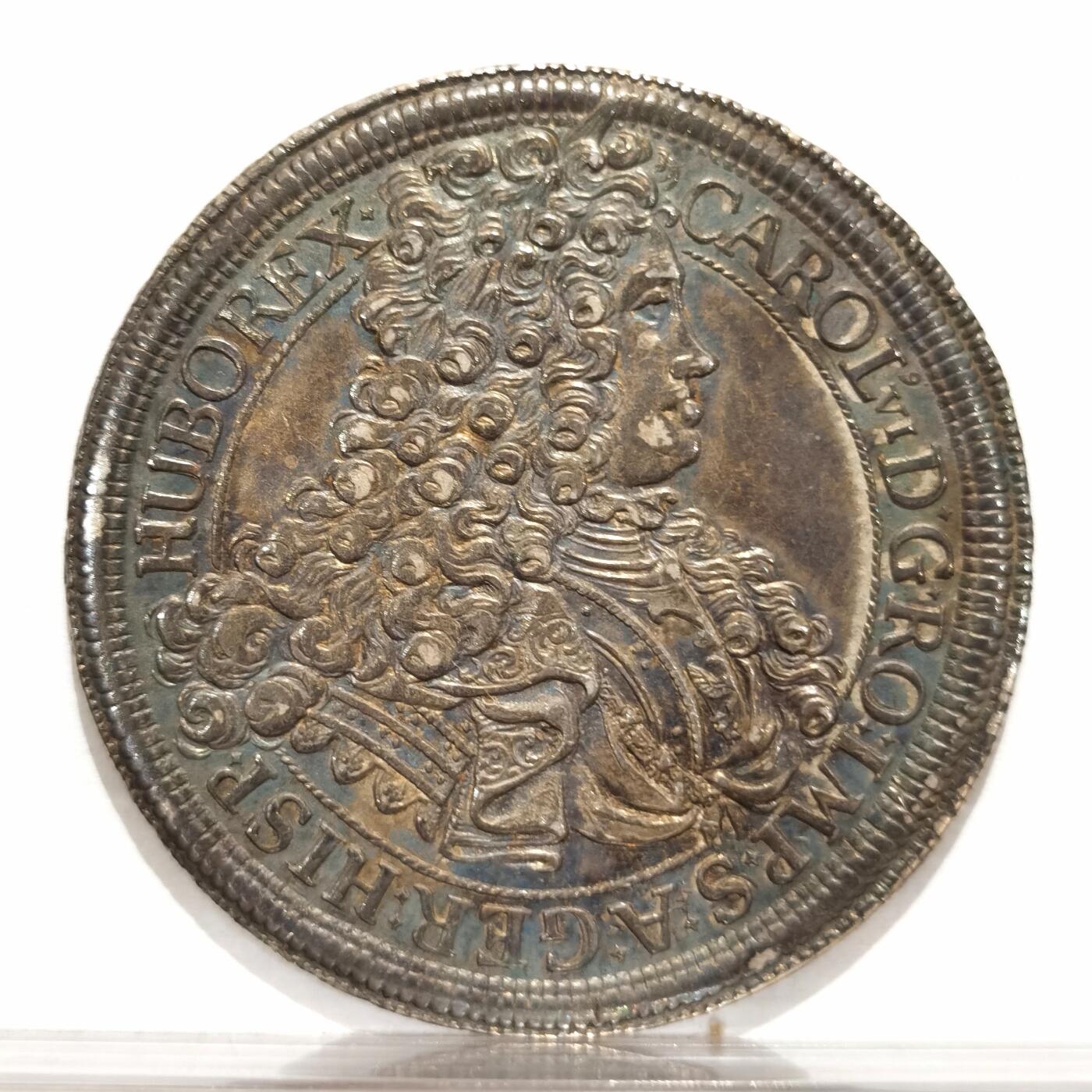 博洋堂“半夏逍遥”五月精品专场暨第075期（全场包邮） NGC AU58（砸盒）神罗1715年查理六世泰勒，维也纳厂，少见版别，设计精美，厚重深蓝彩包浆下还有原银光，高点细节俱在，从皇帝发丝与戎装板甲的细节来看妥妥的MS状态，也不输一些MS的同版泰勒。NGC给低评了！分数不满意而砸盒，可再送博分。最近欧拍一枚维也纳厂的查理六世裸币拍出了1050欧元的落槌价，细节可对比。