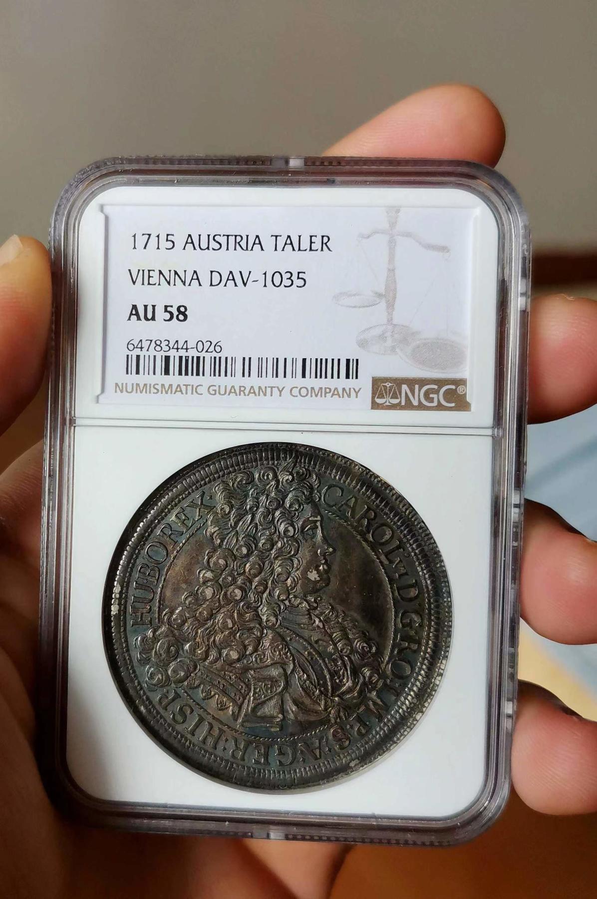 博洋堂“半夏逍遥”五月精品专场暨第075期（全场包邮） NGC AU58（砸盒）神罗1715年查理六世泰勒，维也纳厂，少见版别，设计精美，厚重深蓝彩包浆下还有原银光，高点细节俱在，从皇帝发丝与戎装板甲的细节来看妥妥的MS状态，也不输一些MS的同版泰勒。NGC给低评了！分数不满意而砸盒，可再送博分。最近欧拍一枚维也纳厂的查理六世裸币拍出了1050欧元的落槌价，细节可对比。