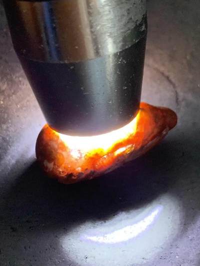 精美亚光草花纹战国红玛瑙手工俏色巧雕灵狐吊坠一个 精美亚光草花纹战国红玛瑙手工俏色巧雕灵狐吊坠一个