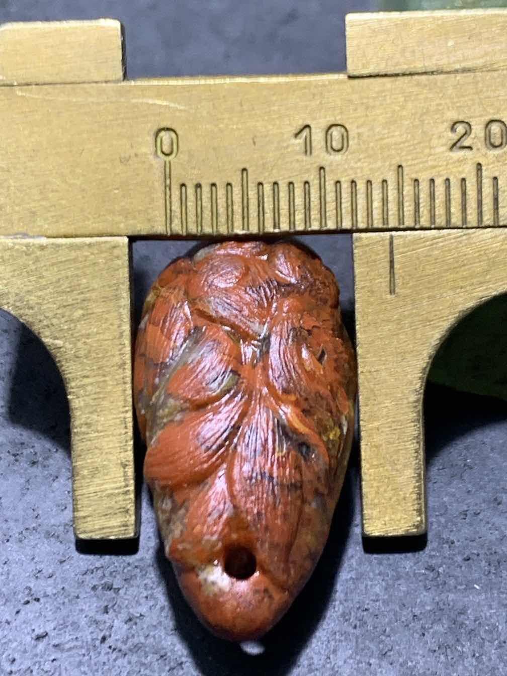 精美亚光草花纹战国红玛瑙手工俏色巧雕灵狐吊坠一个