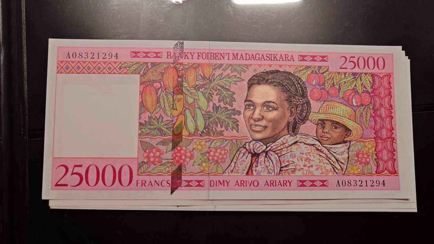 【世界钱币】精选微拍第103期暨2024年第14期  部分卖剩新品展示 马达加斯加25000 全新绝品尾4