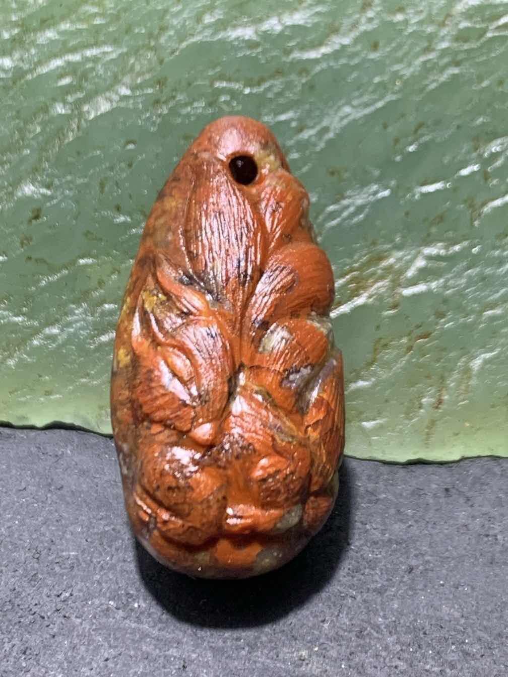 精美亚光草花纹战国红玛瑙手工俏色巧雕灵狐吊坠一个