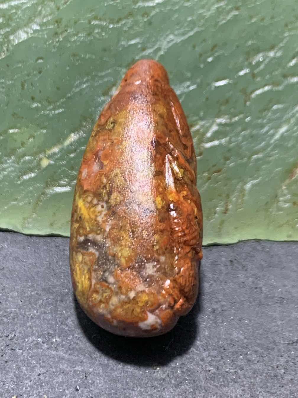 精美亚光草花纹战国红玛瑙手工俏色巧雕灵狐吊坠一个