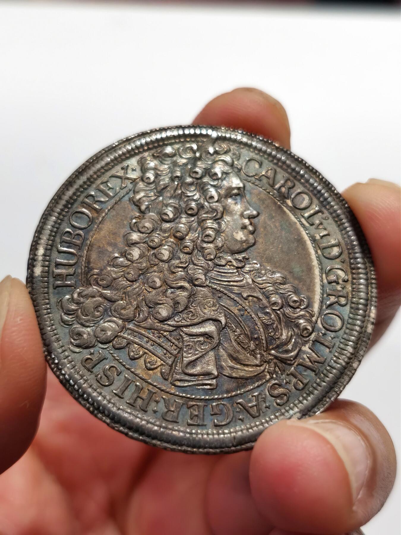 博洋堂“半夏逍遥”五月精品专场暨第075期（全场包邮） NGC AU58（砸盒）神罗1715年查理六世泰勒，维也纳厂，少见版别，设计精美，厚重深蓝彩包浆下还有原银光，高点细节俱在，从皇帝发丝与戎装板甲的细节来看妥妥的MS状态，也不输一些MS的同版泰勒。NGC给低评了！分数不满意而砸盒，可再送博分。最近欧拍一枚维也纳厂的查理六世裸币拍出了1050欧元的落槌价，细节可对比。