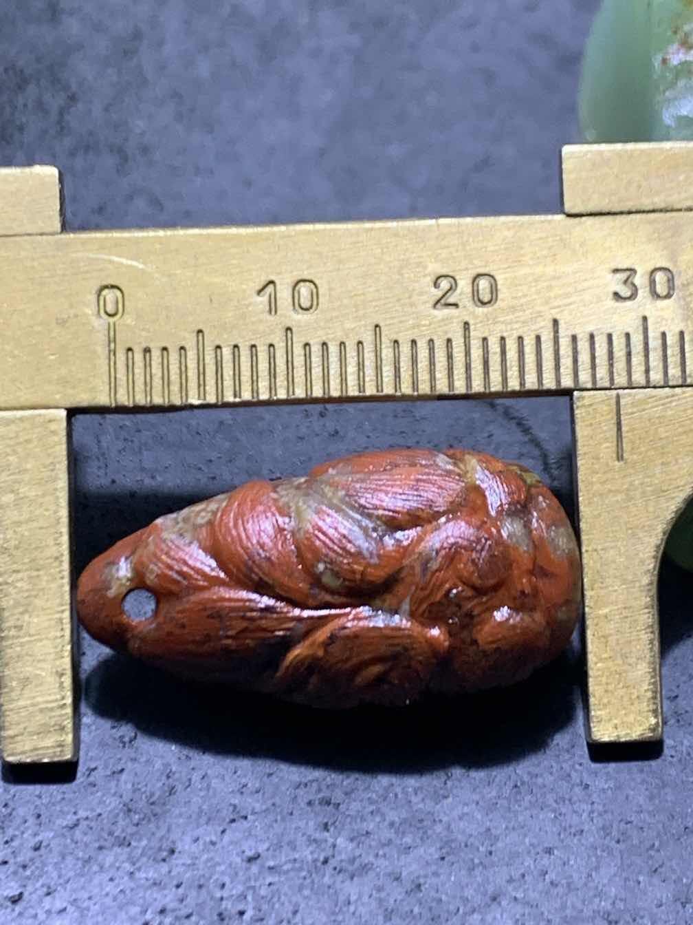 精美亚光草花纹战国红玛瑙手工俏色巧雕灵狐吊坠一个