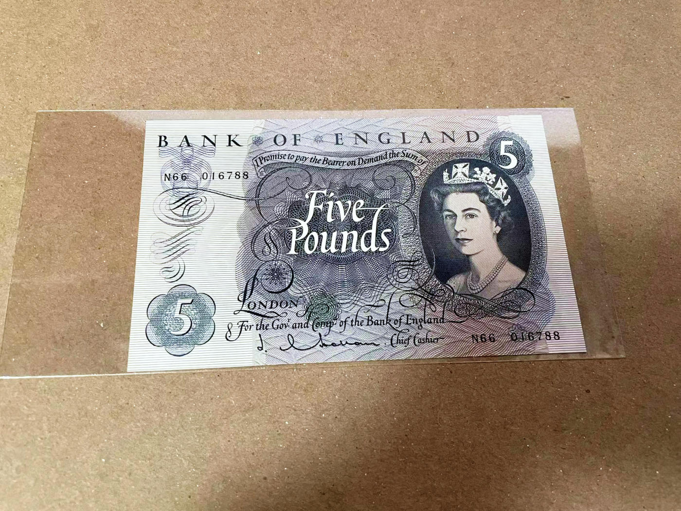 【Blue Auction】✨世界纸币精拍第471期【精】 【88尾】英国 C序列 5镑 UNC （轻微印子）