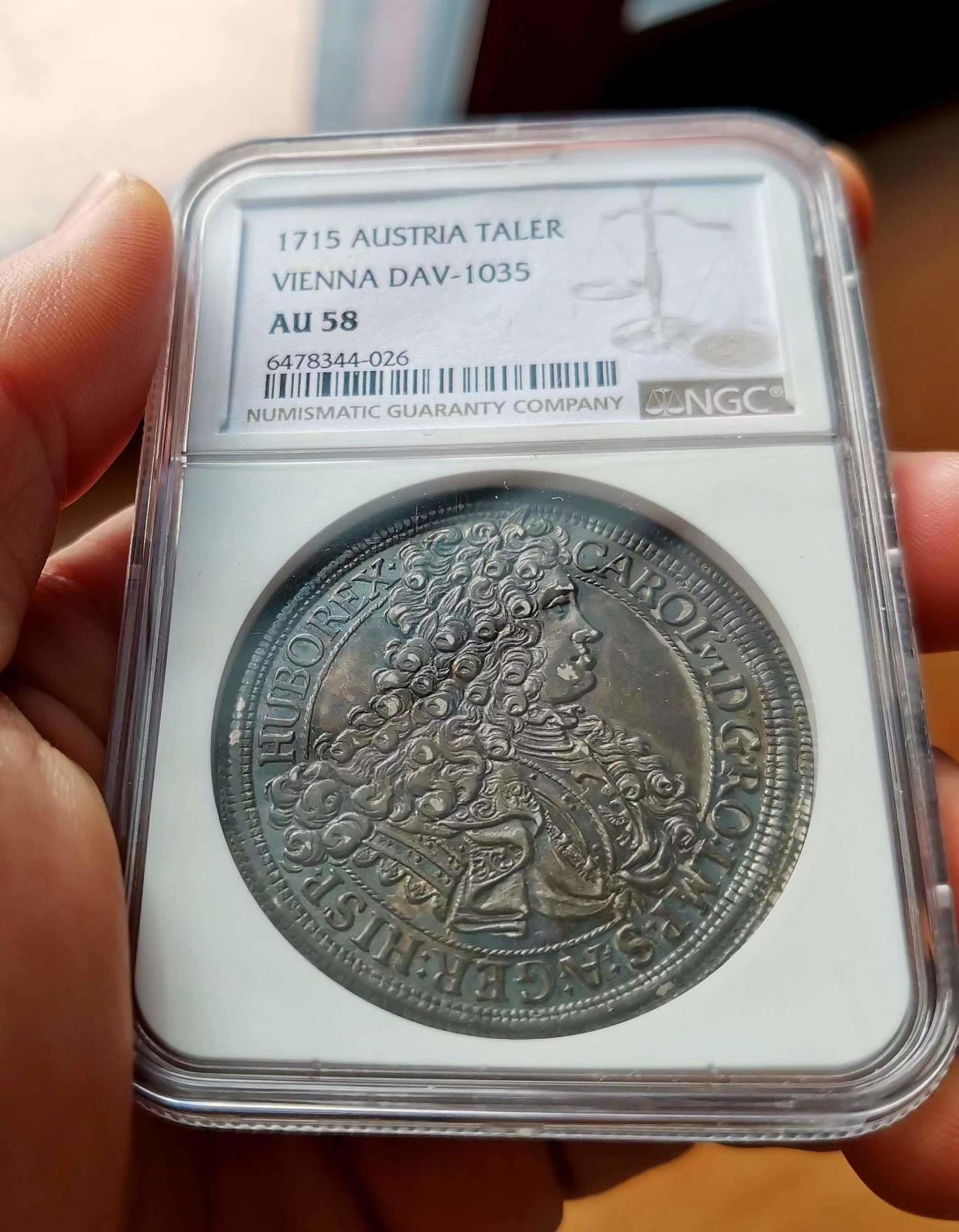 博洋堂“半夏逍遥”五月精品专场暨第075期（全场包邮） NGC AU58（砸盒）神罗1715年查理六世泰勒，维也纳厂，少见版别，设计精美，厚重深蓝彩包浆下还有原银光，高点细节俱在，从皇帝发丝与戎装板甲的细节来看妥妥的MS状态，也不输一些MS的同版泰勒。NGC给低评了！分数不满意而砸盒，可再送博分。最近欧拍一枚维也纳厂的查理六世裸币拍出了1050欧元的落槌价，细节可对比。