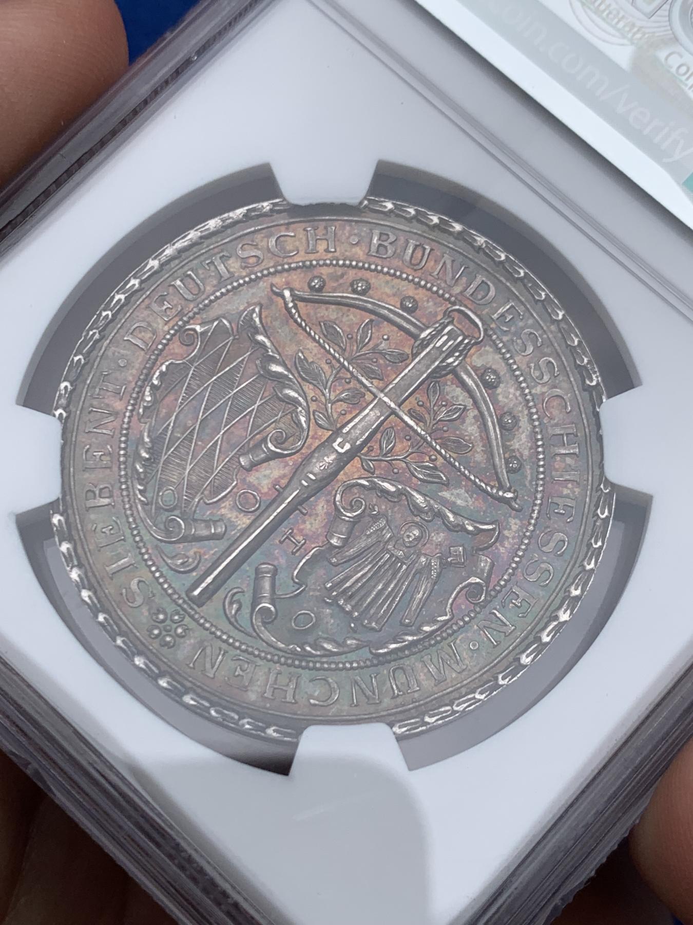 《竞宝斋》立夏专场特拍 （第2-1场）全场顺丰包邮 265场 NGC MS67 德国1881年巴伐利亚射击节银章 唯一冠军分！毫无磨损＋五彩包浆的顶级状态 颜值拉满（此章分为慕尼黑市和巴伐利亚州两版本，此枚为数量更少的州版）