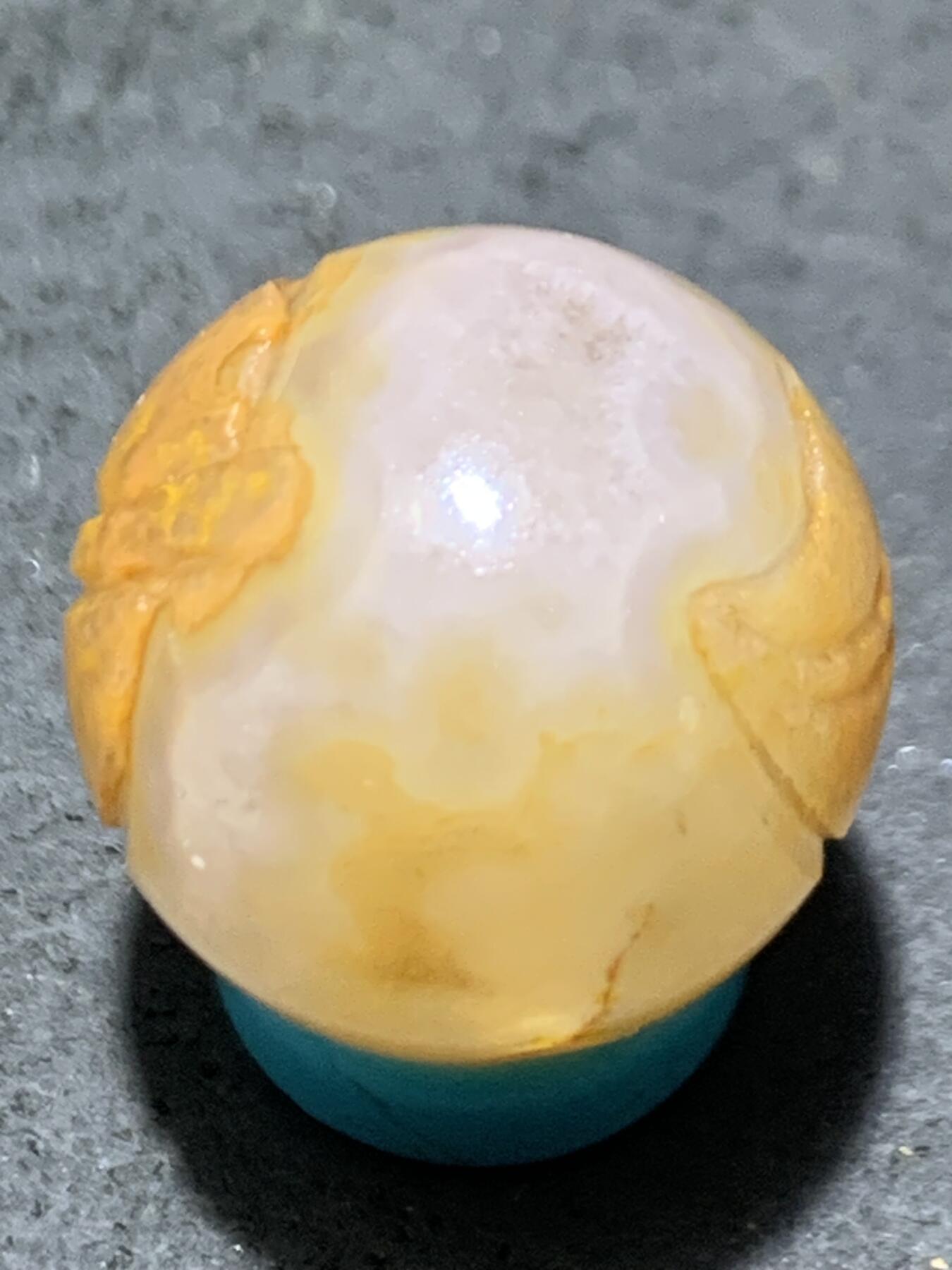 精美冰飘亚光战国红玛瑙手工俏色巧雕树叶珠一个，