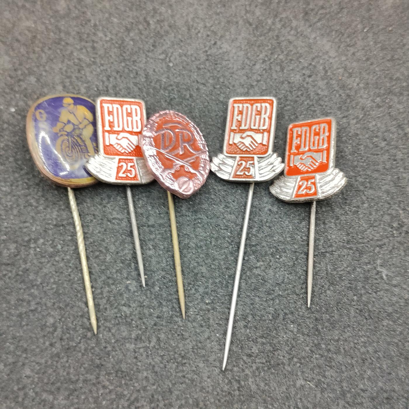 全场0元起拍 第154期 咸鱼国勋章拍卖专场 5月8日（周三）下午6：00开始 东德徽章一组五个