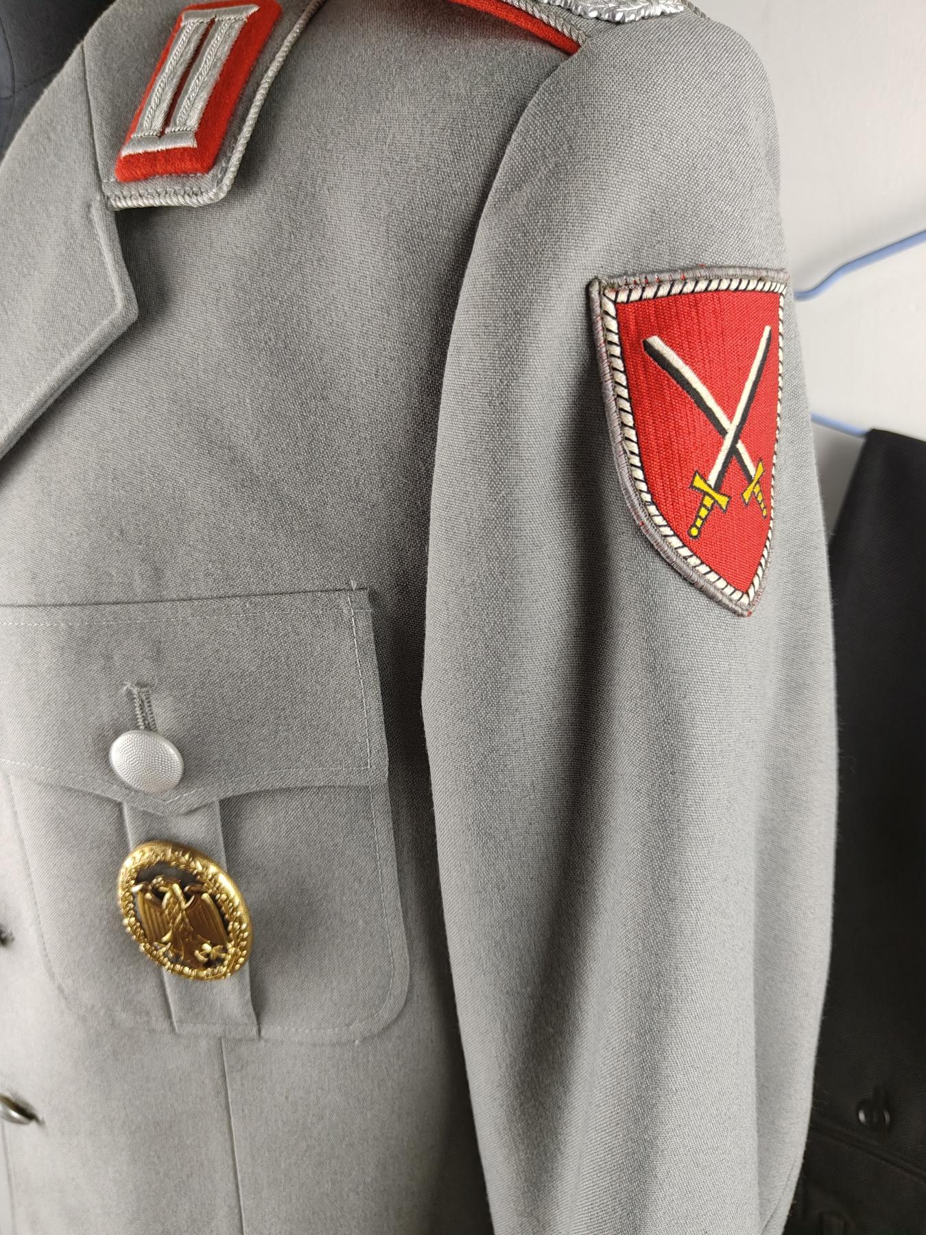 全场0元起拍 第154期 咸鱼国勋章拍卖专场 5月8日（周三）下午6：00开始 西德陆军炮兵上校常服一套  胸围104 肩宽46 衣长80 袖长64 腰围81 裤长100