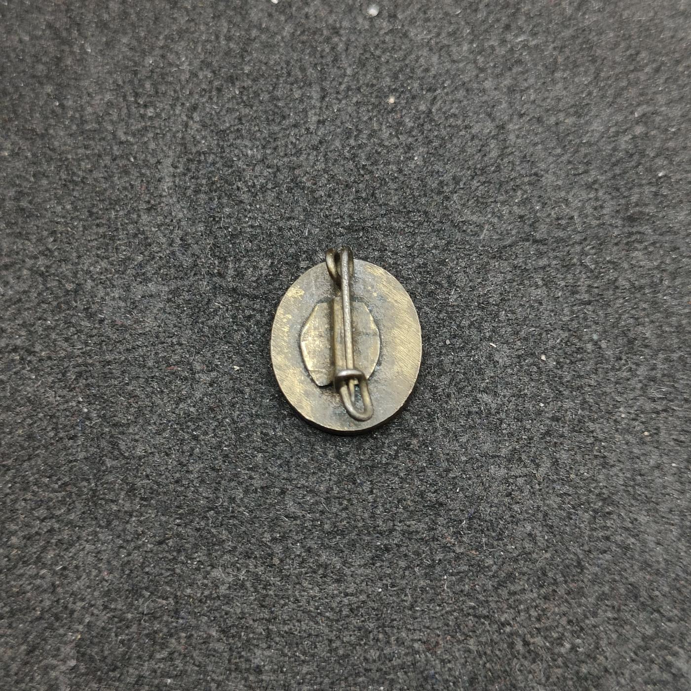 全场0元起拍 第154期 咸鱼国勋章拍卖专场 5月8日（周三）下午6：00开始 东德早期珐琅 社会统一党党徽