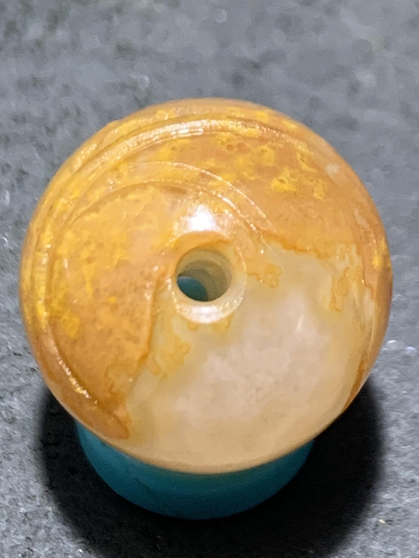 精美冰飘亚光战国红玛瑙手工俏色巧雕树叶珠一个，