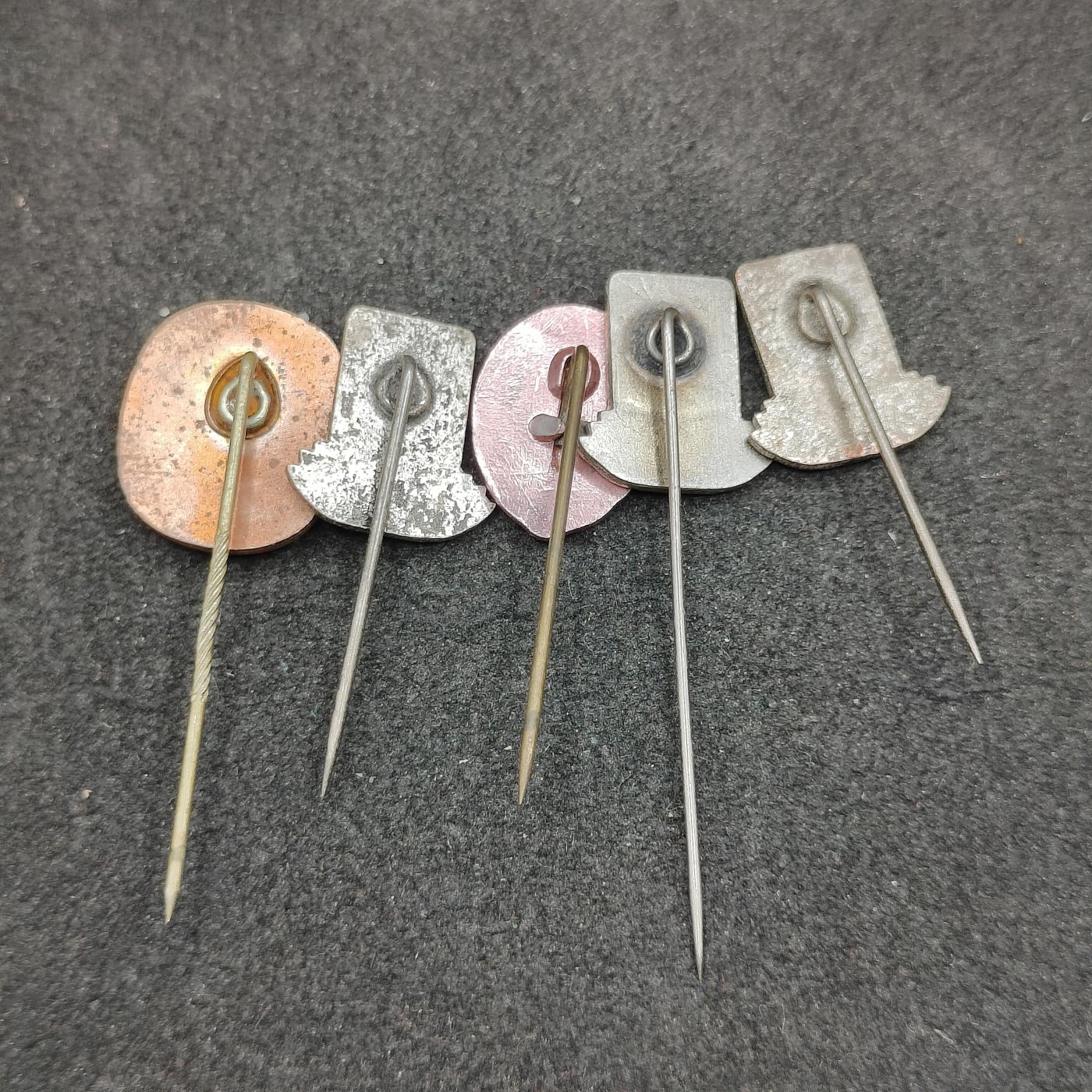 全场0元起拍 第154期 咸鱼国勋章拍卖专场 5月8日（周三）下午6：00开始 东德徽章一组五个