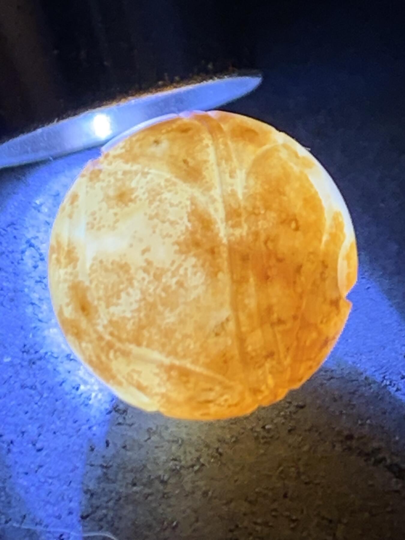 精美冰飘亚光战国红玛瑙手工俏色巧雕树叶珠一个，